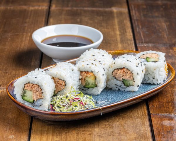 California-roll-thon-cuit California roll de 6 pièces avec thon cuit délicatement, tranches de concombre frais et une touche de sauce spicy, offrant une combinaison harmonieuse et épicée.