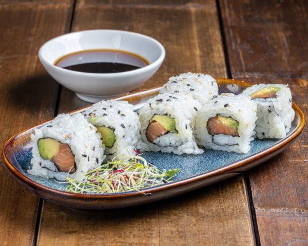 California-saumon-avocat-cheese California roll de 6 pièces garnies de saumon frais, avocat crémeux et fromage doux, présentées de manière élégante pour une combinaison savoureuse.