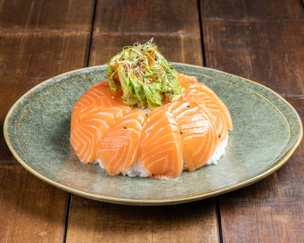 Chirashi-saumon Bol de riz vinaigré garni de tranches de saumon frais.