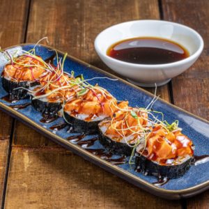 Full maki garni d'un tartare de thon frais, enveloppé d'une fine couche de riz vinaigré et d'algue nori.