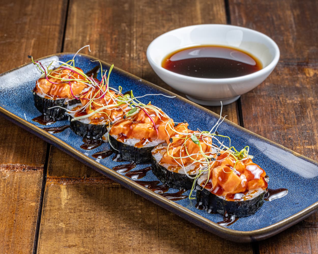 Full maki garni d'un tartare de thon frais, enveloppé d'une fine couche de riz vinaigré et d'algue nori.