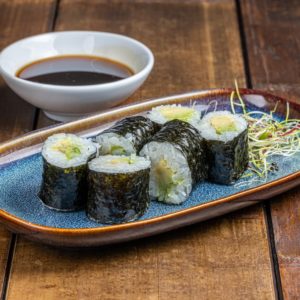 Maki soigneusement roulé, garni d'avocat crémeux et vert, offrant une saveur douce et végétale pour une dégustation saine et délicieuse.