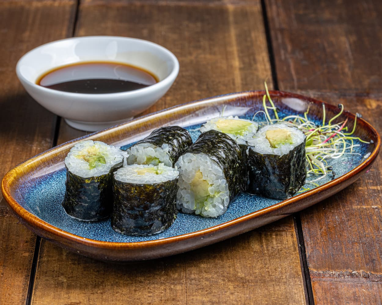 Maki délicatement roulé, combinant la fraîcheur du concombre croquant avec la douceur onctueuse du fromage, pour une bouchée harmonieuse et savoureuse.