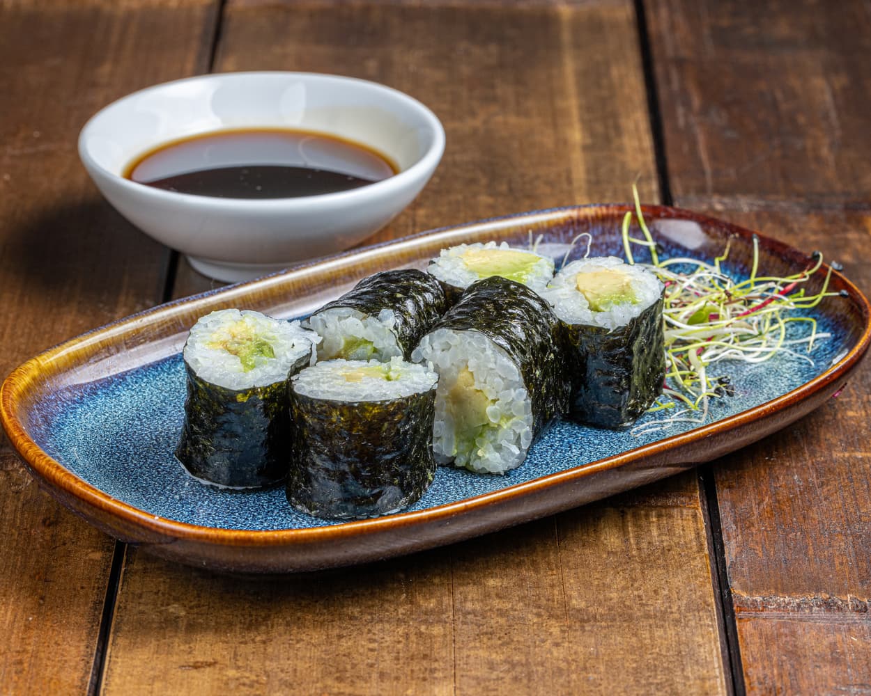 Maki soigneusement roulé, garni d'avocat crémeux et vert, offrant une saveur douce et végétale pour une dégustation saine et délicieuse.