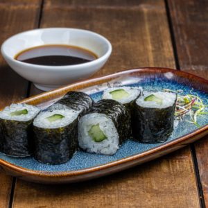 Maki délicatement roulé, garni de concombre croquant et frais, offrant une saveur légère et rafraîchissante pour une dégustation saine et revigorante.