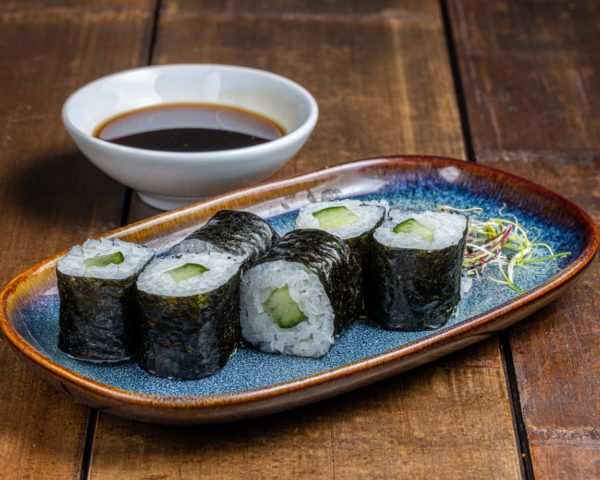 Maki-concombre Maki délicatement roulé, garni de concombre croquant et frais, offrant une saveur légère et rafraîchissante pour une dégustation saine et revigorante.