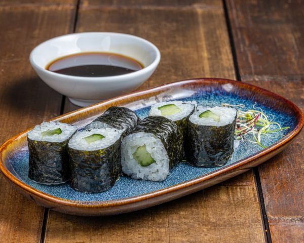 Maki-concombre-fromage Maki délicatement roulé, combinant la fraîcheur du concombre croquant avec la douceur onctueuse du fromage, pour une bouchée harmonieuse et savoureuse.