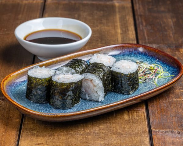 Maki-crevettes Maki délicatement roulé, garni de crevettes fraîches et juteuses, offrant une saveur marine authentique pour une dégustation délicieuse et rafraîchissante.