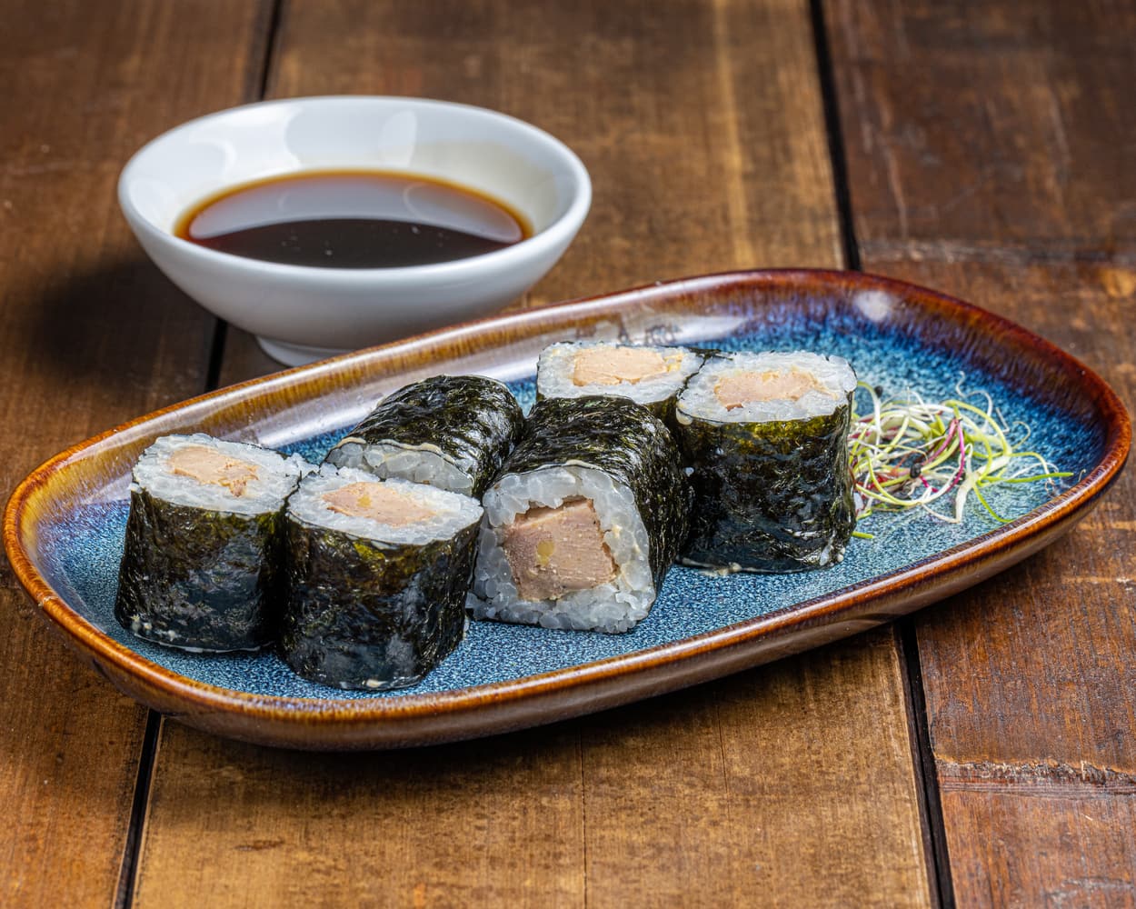 Maki élégamment roulé, garni de foie gras riche et onctueux, offrant une fusion audacieuse de saveurs traditionnelles et modernes pour une expérience culinaire de luxe.