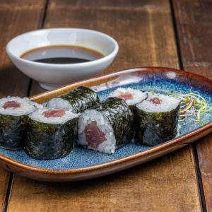 Maki soigneusement roulé, garni de thon frais et tendre, offrant une saveur riche et authentique pour une dégustation pure et savoureuse.