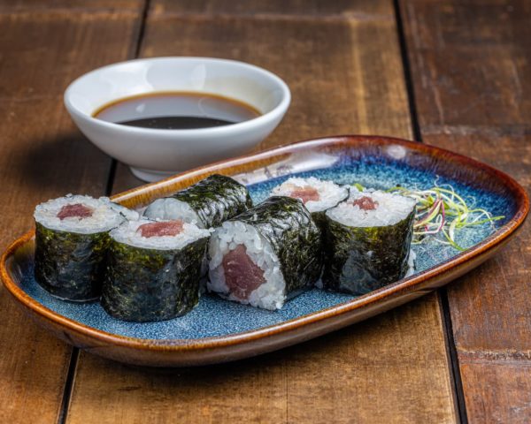 Maki roulé avec précision, garni de thon frais et relevé d'une sauce spicy piquante, pour une bouchée audacieuse et savoureuse.