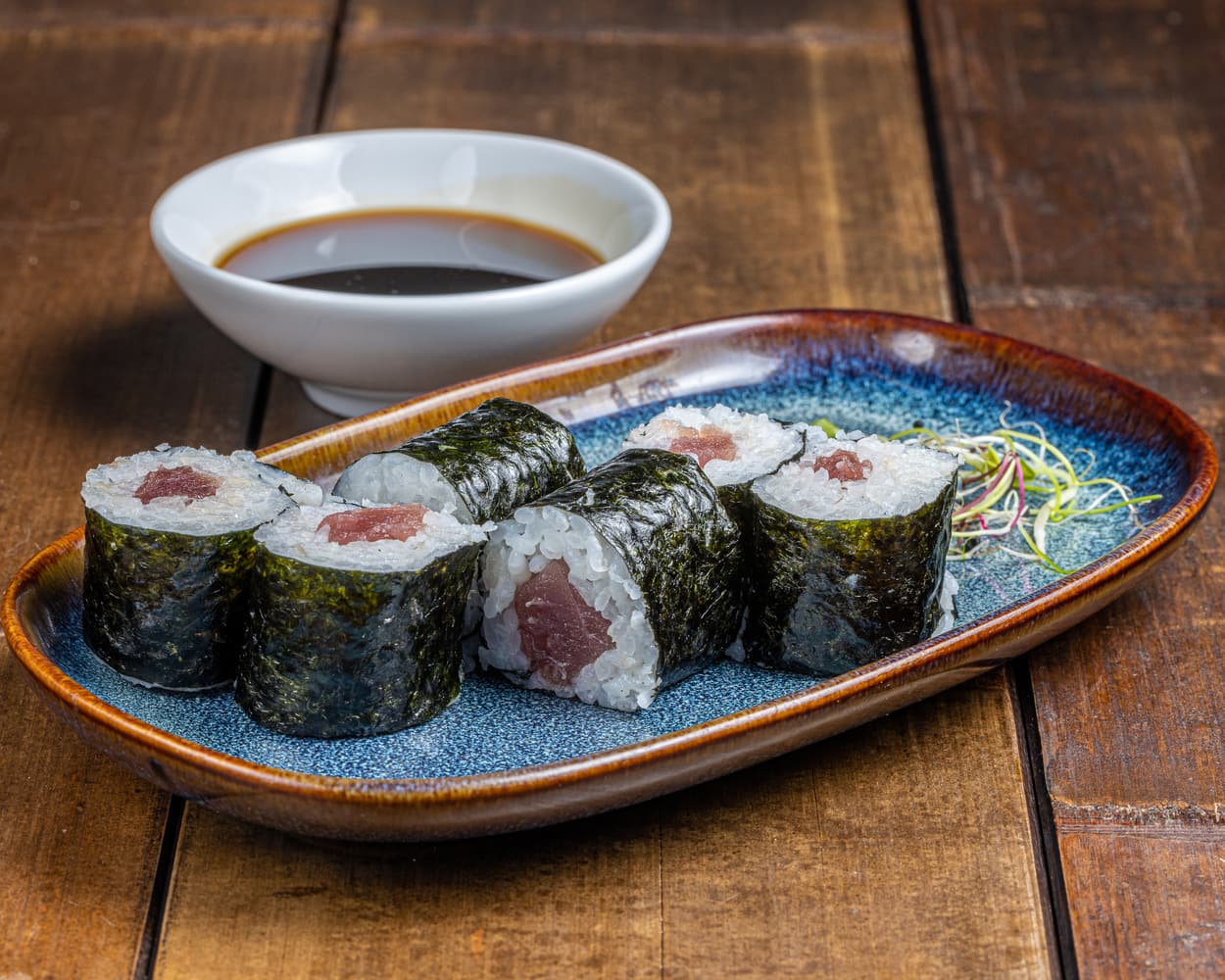 Maki soigneusement roulé, garni de thon frais et tendre, offrant une saveur riche et authentique pour une dégustation pure et savoureuse.