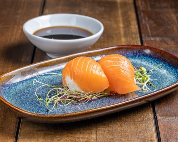 Nigiri-saumon Nigiri délicatement façonné, garni d'une tranche de saumon frais et tendre, offrant une saveur marine authentique sur une base de riz vinaigré.