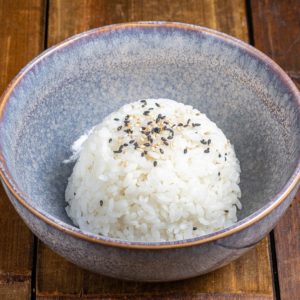 "Bol de riz vinaigré blanc et moelleux, base essentielle pour les sushis et autres mets japonais.