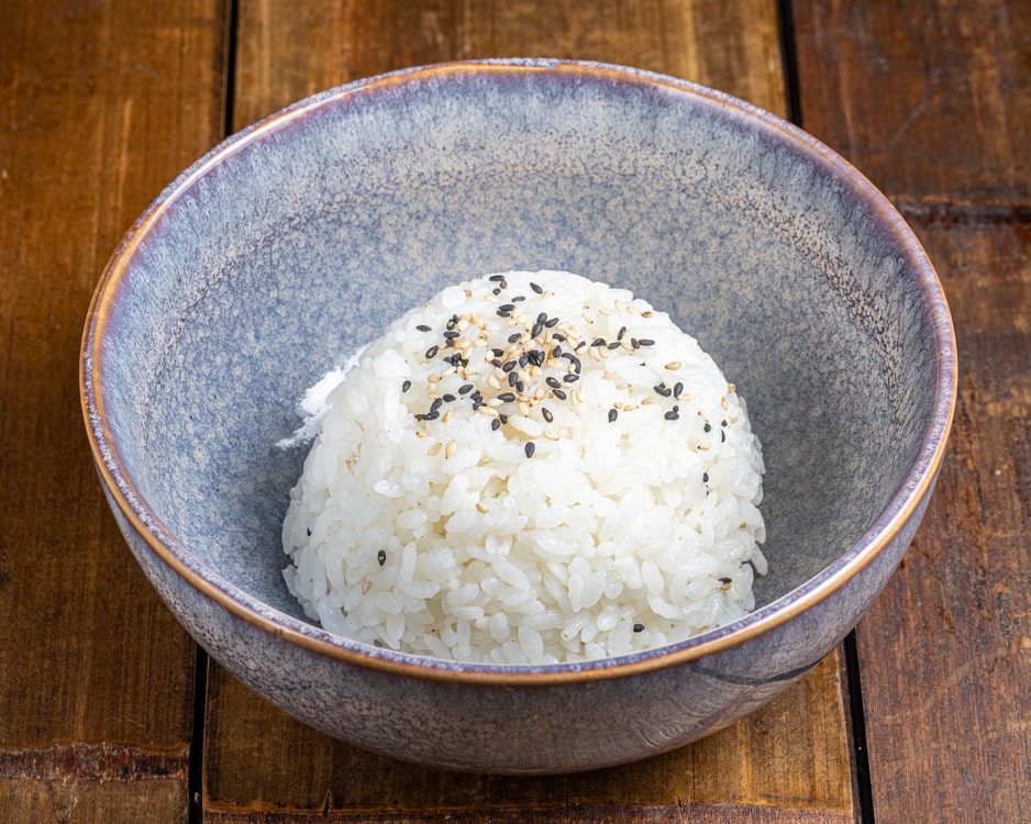 "Bol de riz vinaigré blanc et moelleux, base essentielle pour les sushis et autres mets japonais.