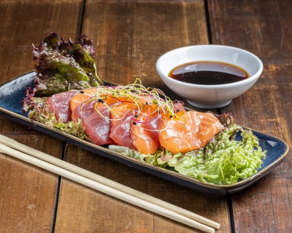 Sashimi-duo Tranches fines de thon et saumon frais servies en sashimi.