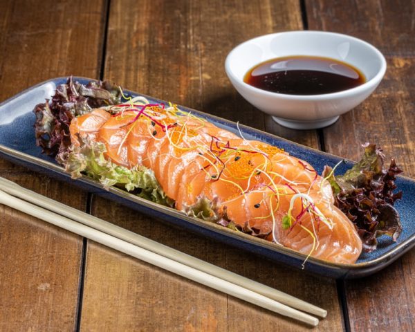 Sashimi-saumon Tranches fines de saumon frais servies en sashimi.
