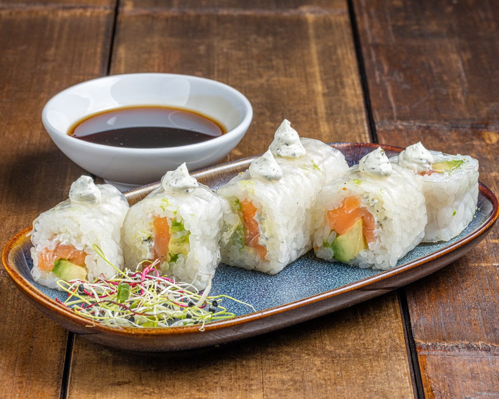 Spring maki garni de saumon frais et d'avocat crémeux, enveloppé dans une fine tranche de concombre.