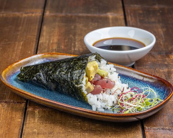 Temaki-thon-avocat Temaki en forme de cône contenant du thon frais et des tranches d'avocat, enveloppé dans une feuille de nori.