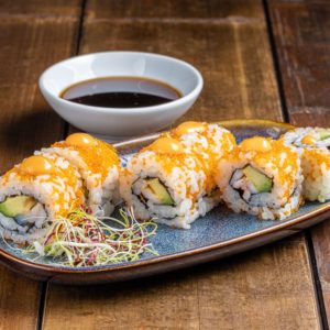 California roll garni de crevettes fraîches et d'avocat crémeux, présenté de manière élégante pour une combinaison savoureuse et rafraîchissante.