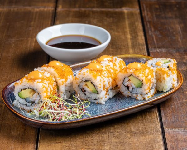 california-roll-crevettes-avocat California roll garni de crevettes fraîches et d'avocat crémeux, présenté de manière élégante pour une combinaison savoureuse et rafraîchissante.