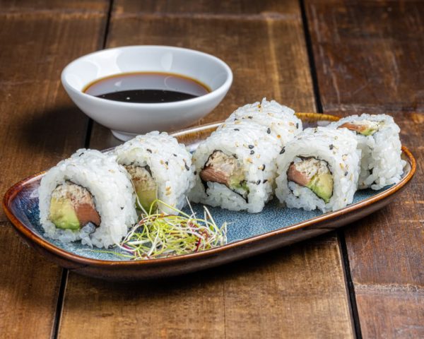 california-roll-du-chef California roll 'Du Chef' de 6 pièces, garni de saumon frais et de chair de crabe délicate, présenté de manière élégante pour une combinaison gastronomique raffinée.