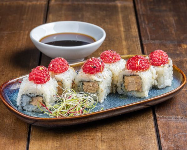 california-roll french-touch-Foie-gras-miel-et-framboise California roll 'French Touch' de 6 pièces, garni de foie gras riche, nappé de miel sucré et agrémenté de notes fruitées de framboise, présenté de manière élégante pour une combinaison gastronomique unique.
