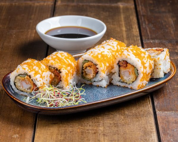 california-roll-inferno-tempura-tomates-sechees-fromage-frais California roll 'Inferno' garni de crevette tempura croustillante, tomates séchées riches en saveur et fromage frais onctueux, présenté de manière élégante pour une combinaison audacieuse et gourmande.