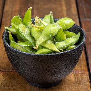 Grains d'édamame verts et frais, souvent consommés comme en-cas sain ou apéritif.