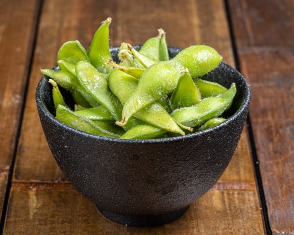 Grains d'édamame verts et frais, souvent consommés comme en-cas sain ou apéritif.