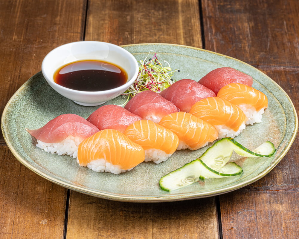 Sushi Box 'Nigiri Sushi Duo' de 10 pièces : 5 sushis saumon et 5 sushis thon, disposés harmonieusement dans une boîte élégante.