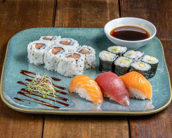 sushi-box-florida-lovers Sushi box "Florida Lovers" avec 15 pièces assorties : 6 California crevettes avocat, 6 makis thon cuit concombre, 2 nigiris saumon et 1 nigiri thon, disposées élégamment dans une boîte.