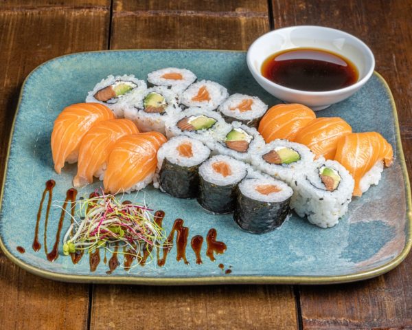 sushi-box-inari dream Sushi box 'Inari Dream' présentant 18 pièces variées : 6 sushis saumon, 6 makis saumon spicy et 6 California saumon avocat cheese, disposées dans une boîte élégante.