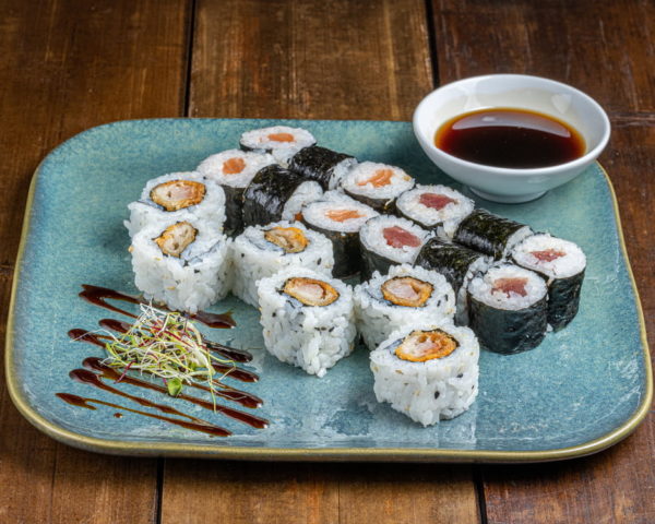 sushi-box-lovers Sushi box 'Box Lovers' contenant 18 pièces assorties : 6 makis thon, 6 makis saumon et 6 California avec crevettes tempura, présentées dans une boîte soignée.