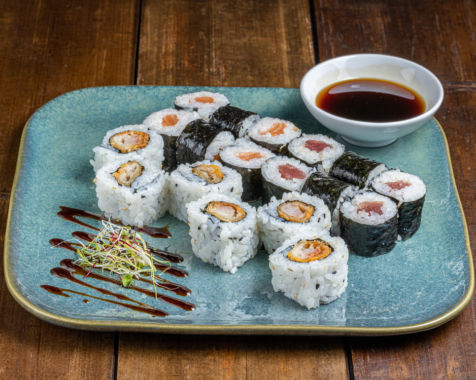 Sushi box 'Box Lovers' contenant 18 pièces assorties : 6 makis thon, 6 makis saumon et 6 California avec crevettes tempura, présentées dans une boîte soignée.