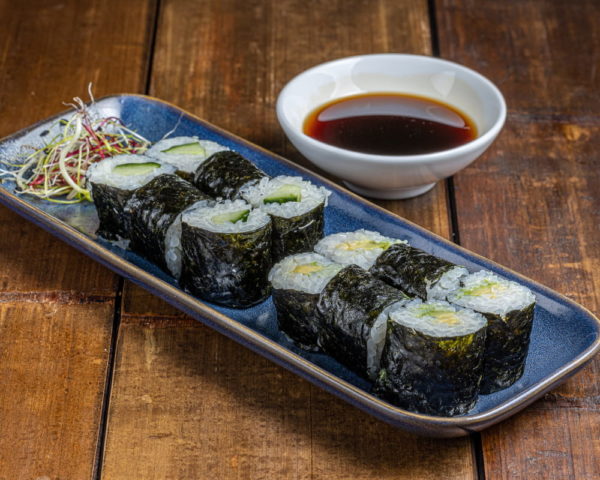 sushi-box-veggie-maki-concombre-avocat Sushi Box Veggie de 12 pièces végétariennes : 6 makis concombre et 6 makis avocat, présentés dans une boîte élégante pour une option saine et fraîche.